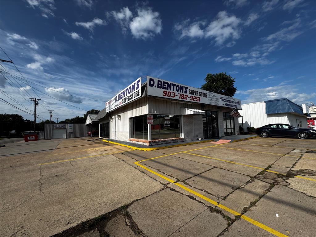 1626 Lamar Avenue Property Photo 2