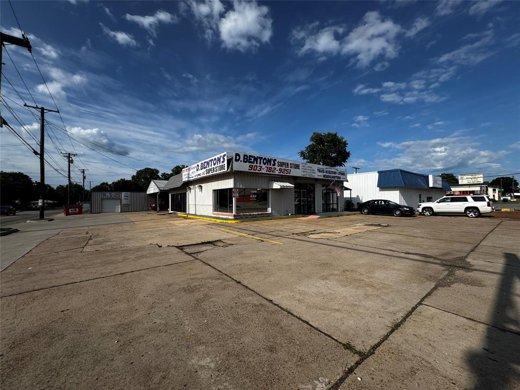 1626 Lamar Avenue Property Photo 3