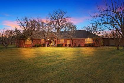 3135 Woodglen Drive Property Photo 1