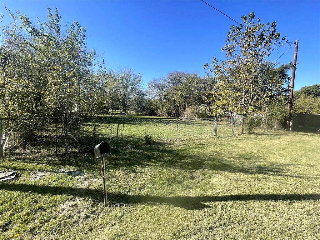909 Redoak Drive Property Photo 2