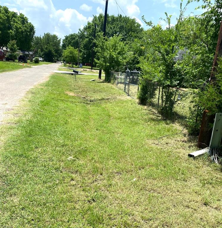 909 Redoak Drive Property Photo 3
