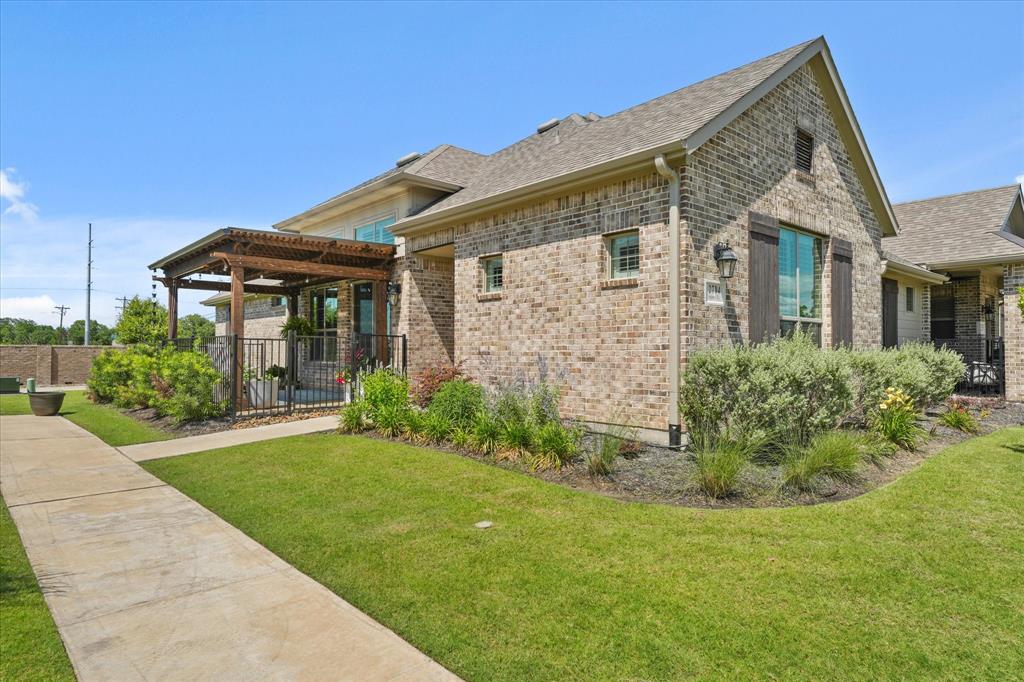 2704 Applewood Way Property Photo 1