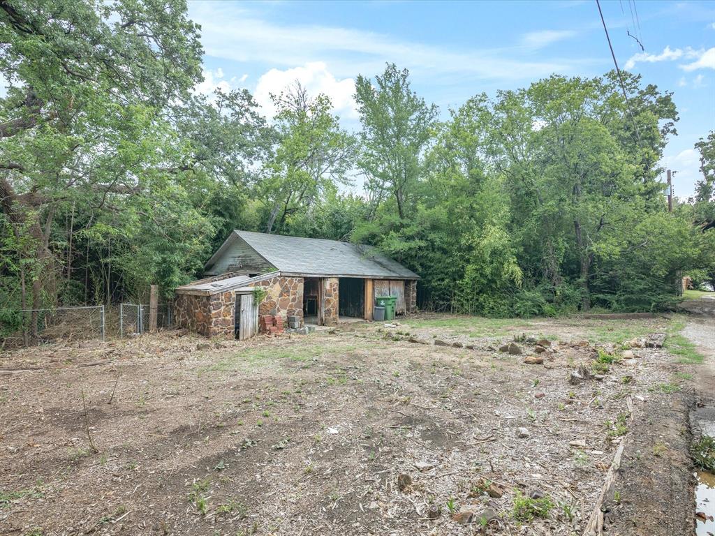 203 E 9th Street Property Photo 1