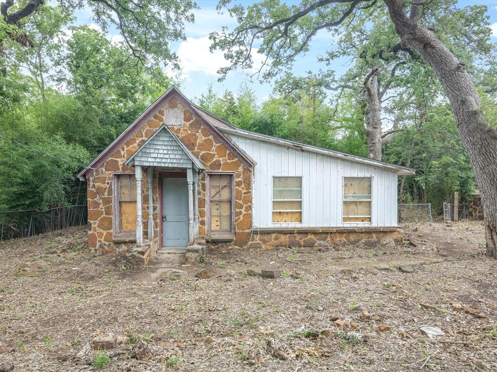 203 E 9th Street Property Photo 1