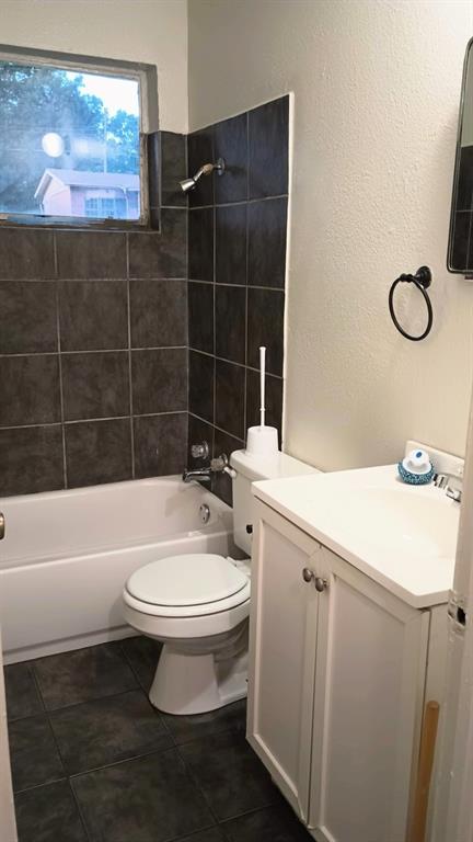 1214 Adelaide Drive Property Photo 3