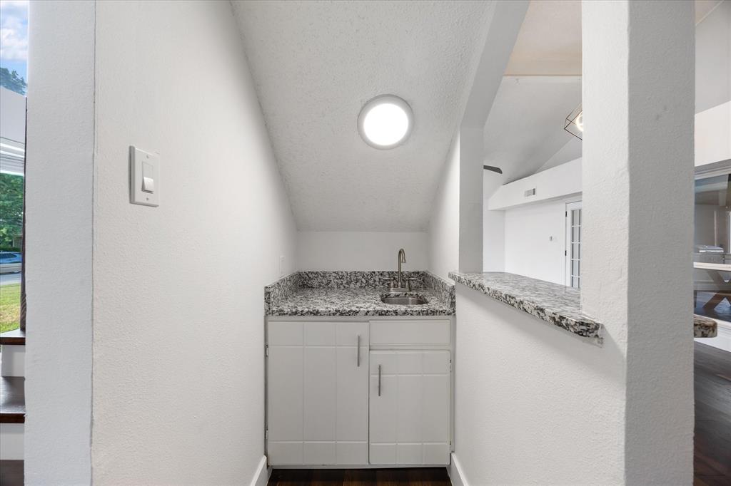 5221 Sarasota Drive Property Photo 8