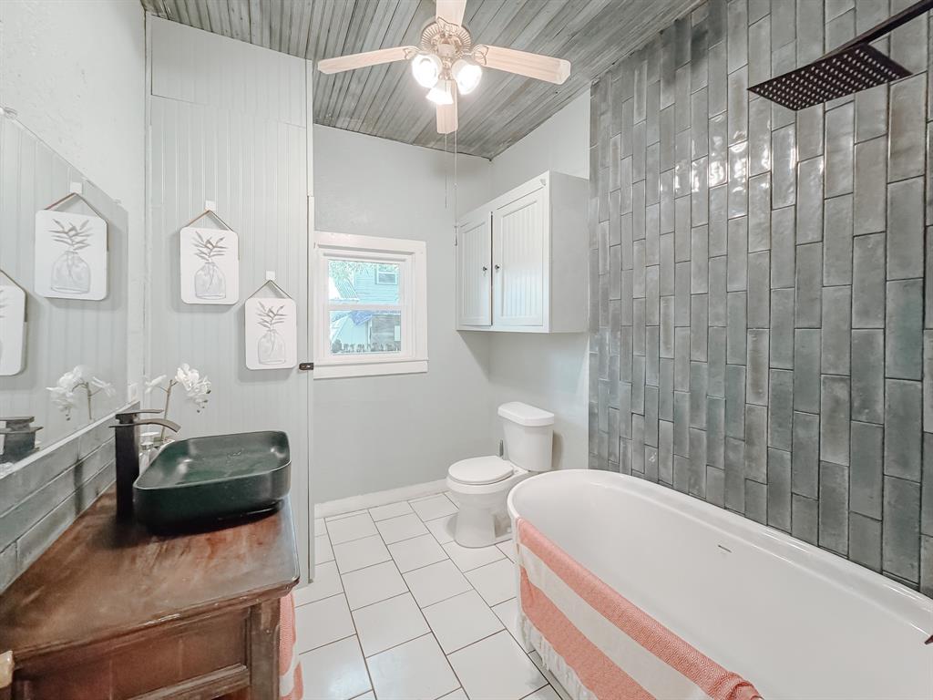 408 S Throckmorton Avenue Property Photo 1