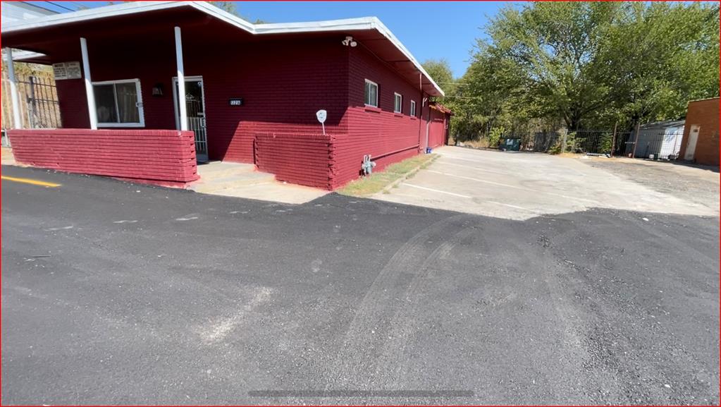 1321 E Berry St Street Property Photo 1
