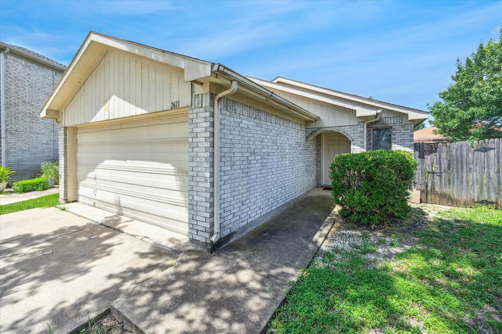 2611 Winding Road Property Photo 1