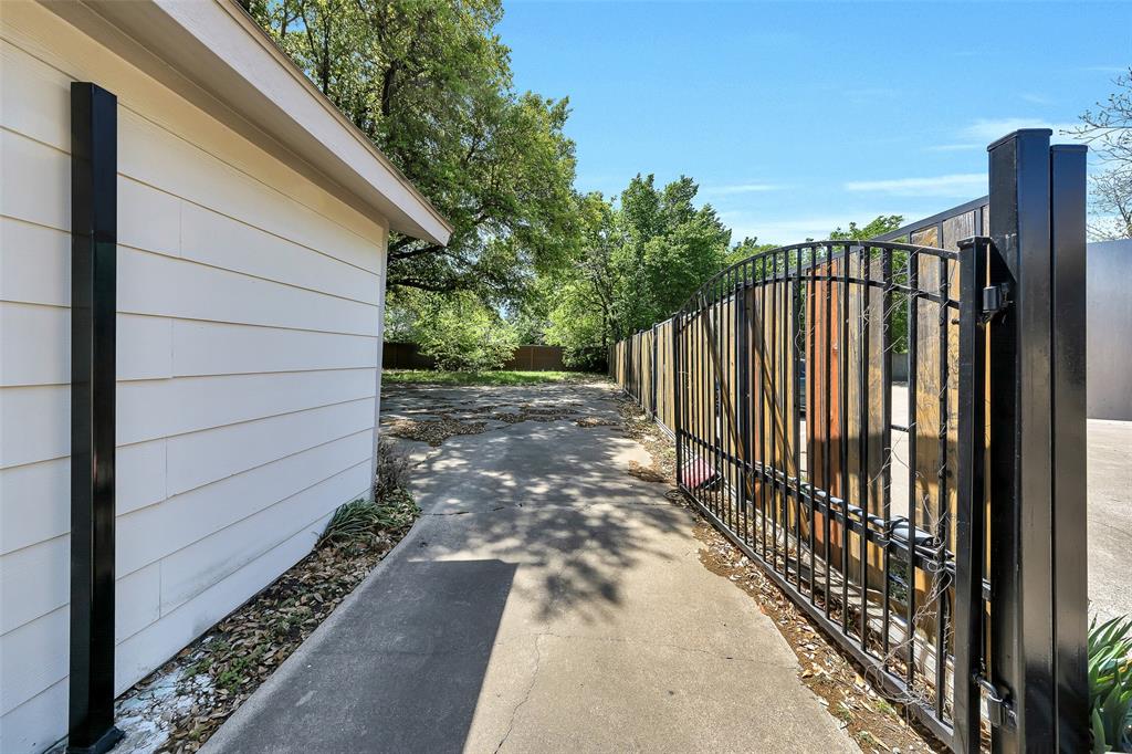 7294 Glenview Drive Property Photo 4