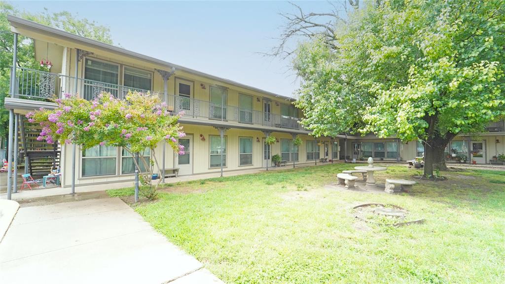 202 E Oak Street Property Photo 1