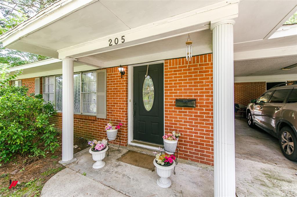 205 8th Street Property Photo 1