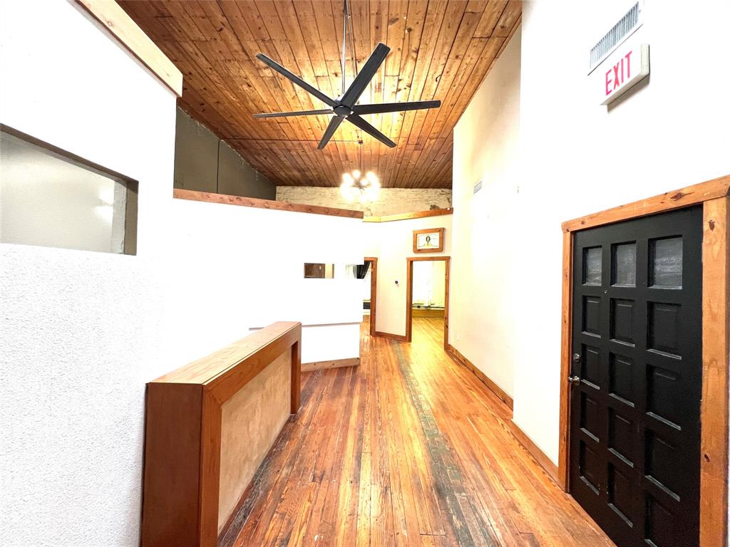 105 S Travis Street 200 Property Photo 2