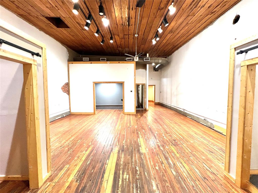105 S Travis Street 200 Property Photo 4