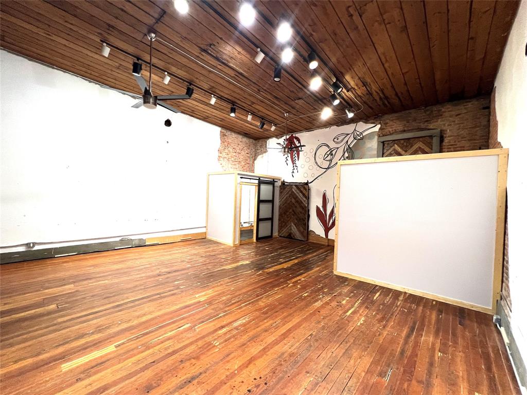 105 S Travis Street 200 Property Photo 12