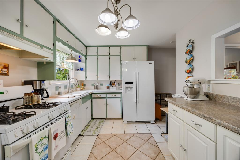 702 Nash Street Property Photo 13