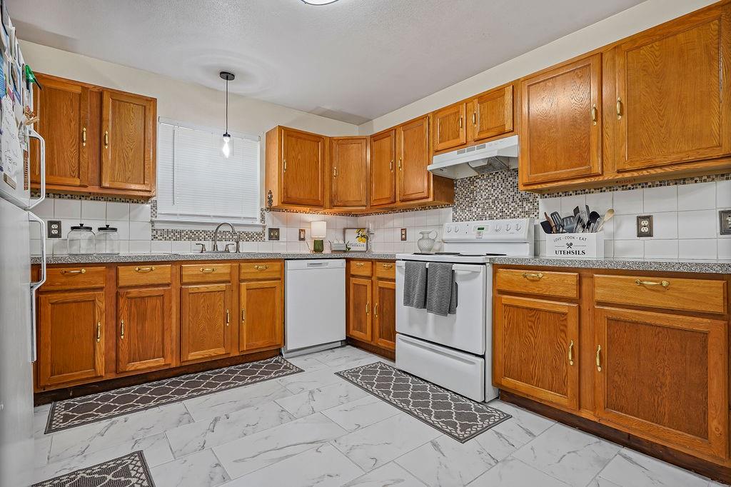 1011 Reed Road Property Photo 10