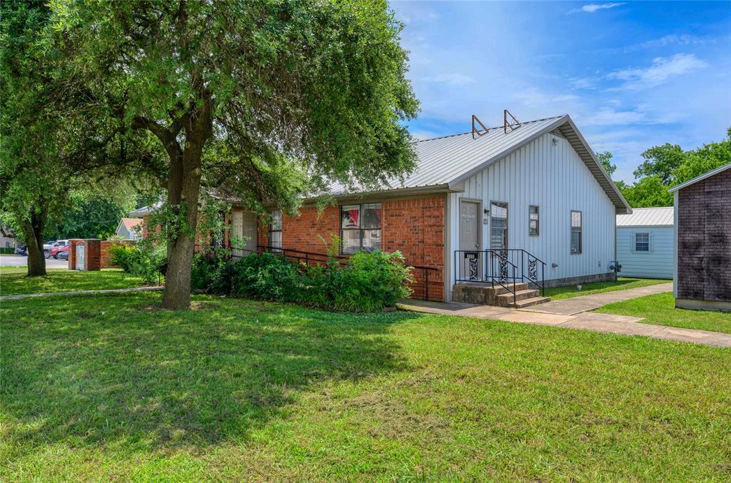220 S Elm Street Property Photo 4