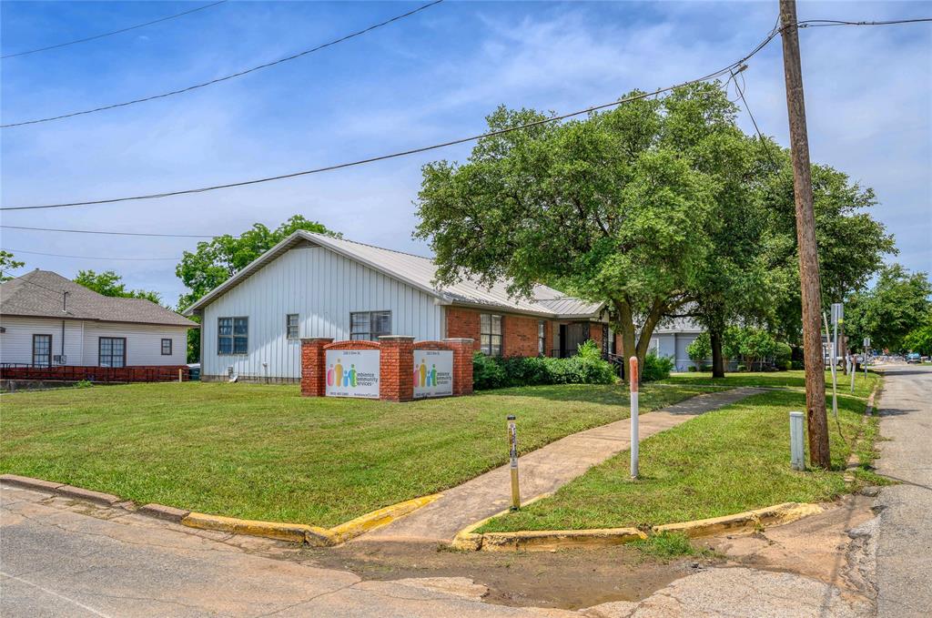 220 S Elm Street Property Photo 5