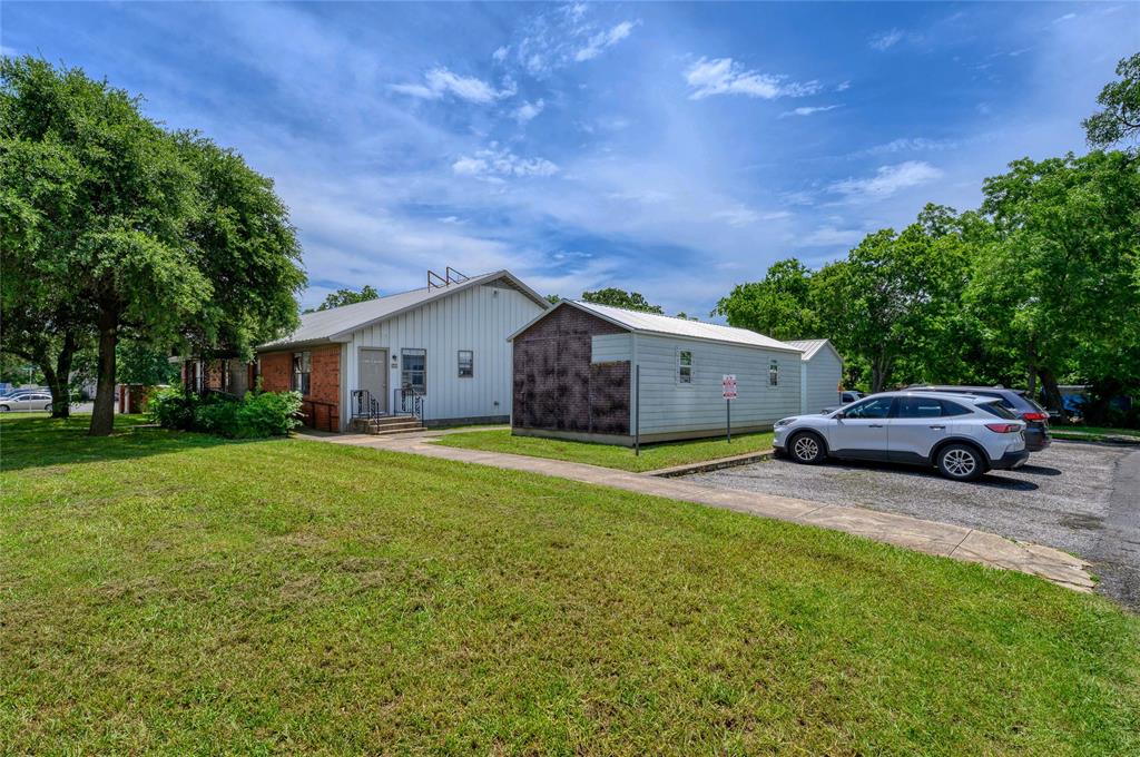 220 S Elm Street Property Photo 11