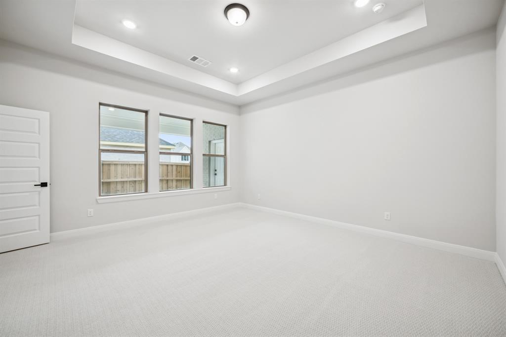 9512 Dahlia Boulevard Property Photo 5
