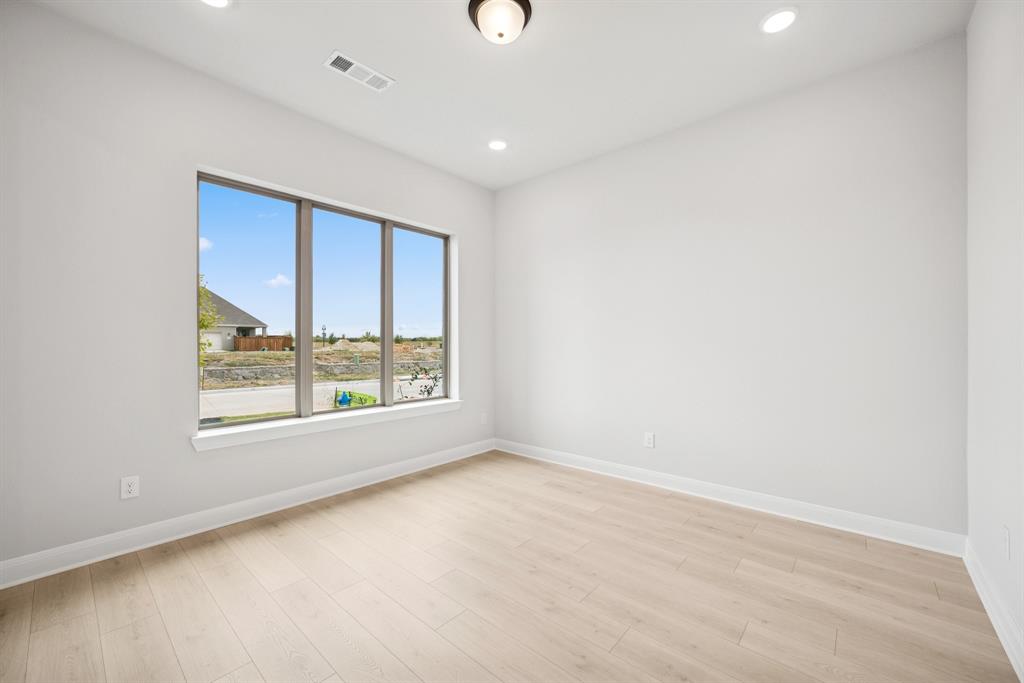 9512 Dahlia Boulevard Property Photo 7