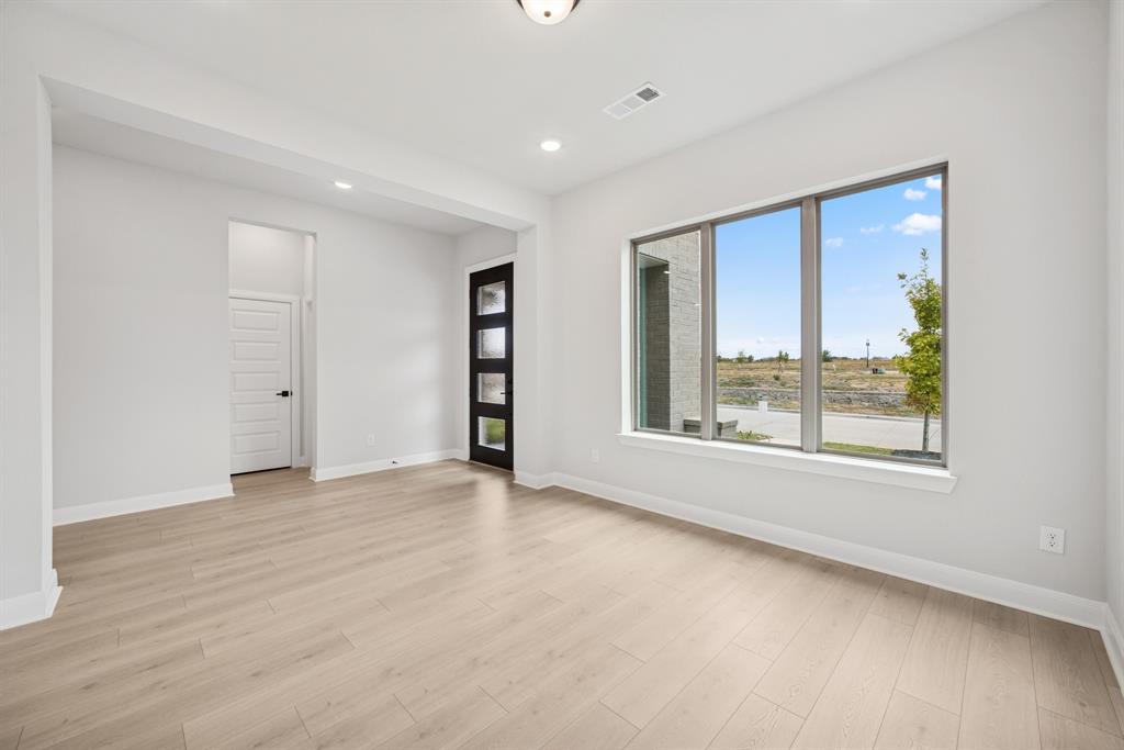 9512 Dahlia Boulevard Property Photo 10