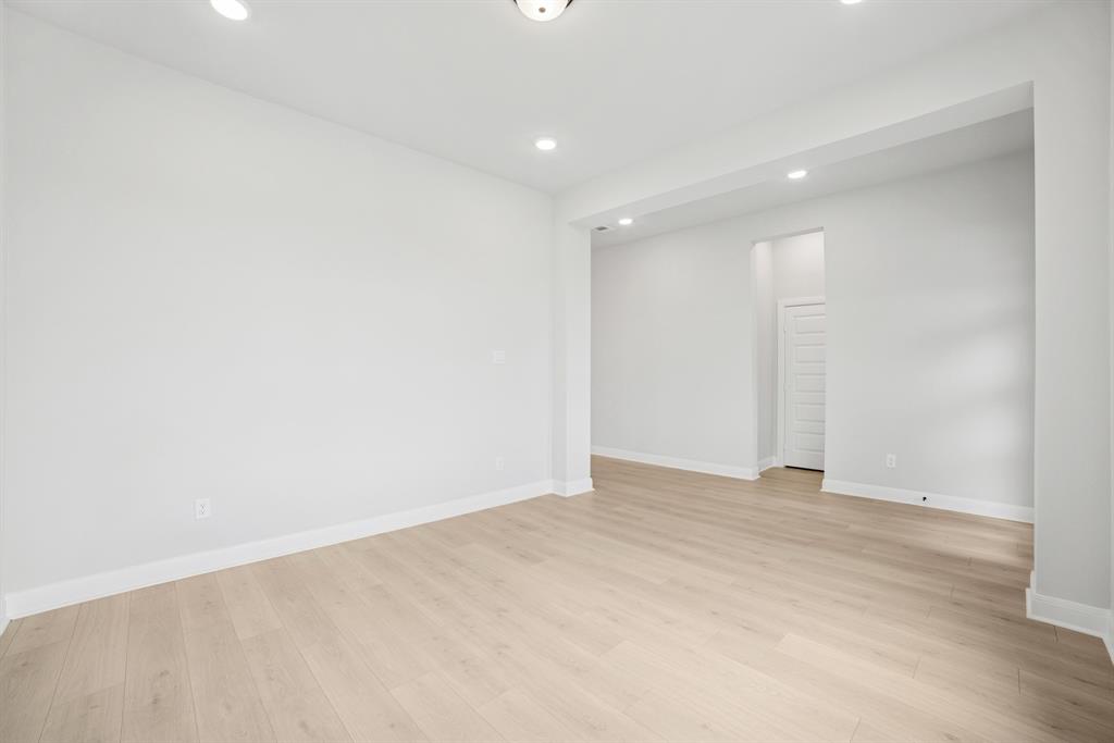 9512 Dahlia Boulevard Property Photo 11