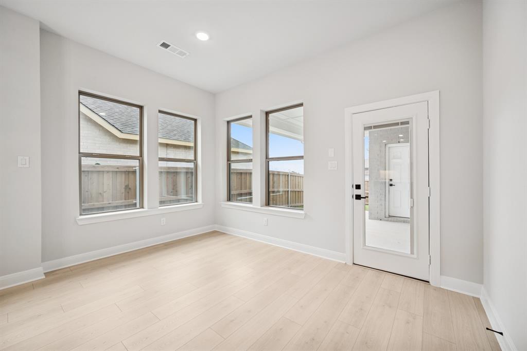 9512 Dahlia Boulevard Property Photo 28