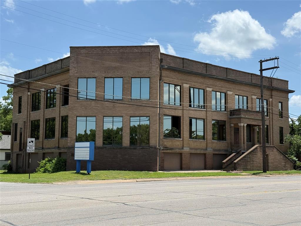 1100 S Austin Avenue Property Photo 1