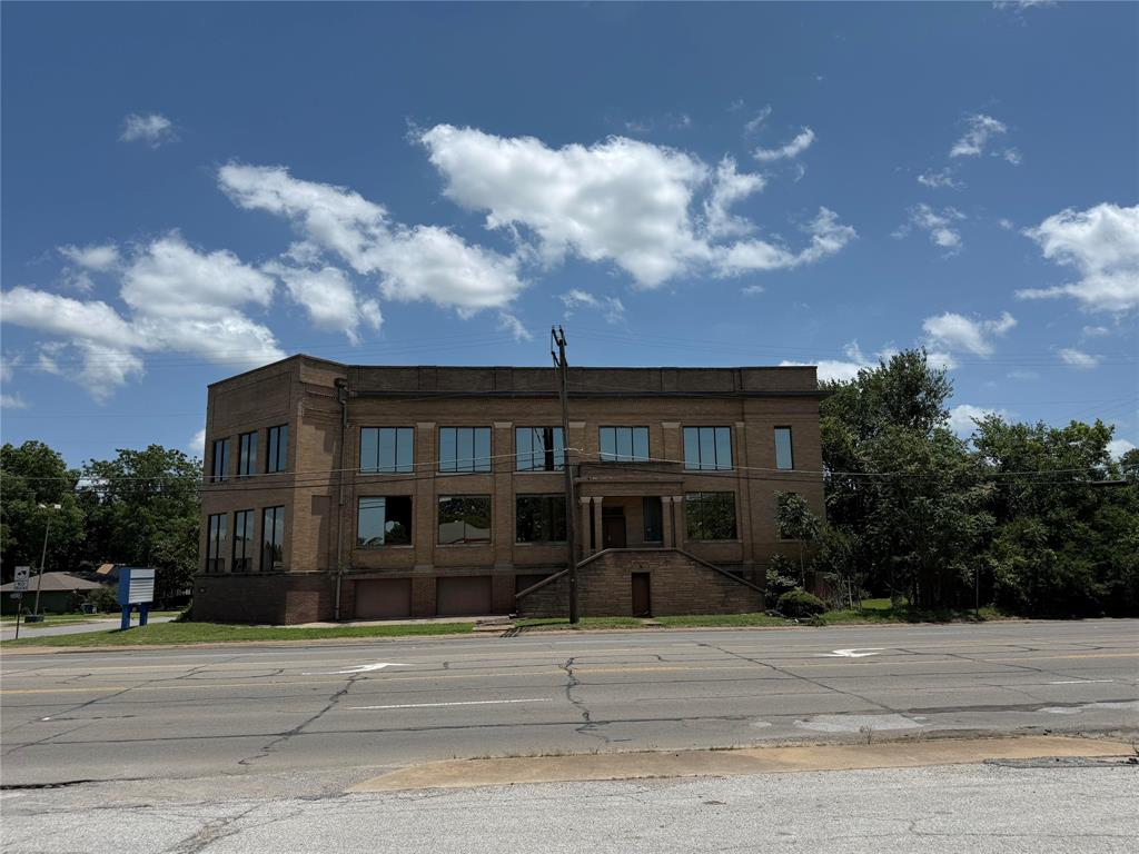 1100 S Austin Avenue Property Photo 3