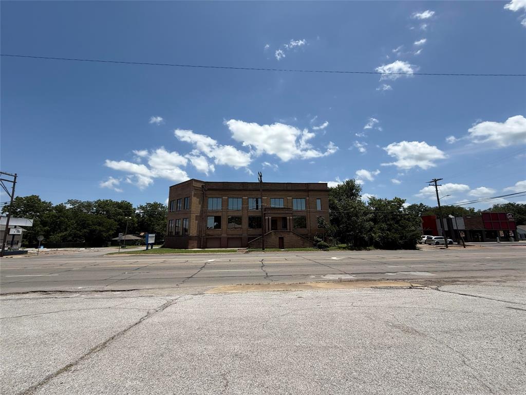 1100 S Austin Avenue Property Photo 4