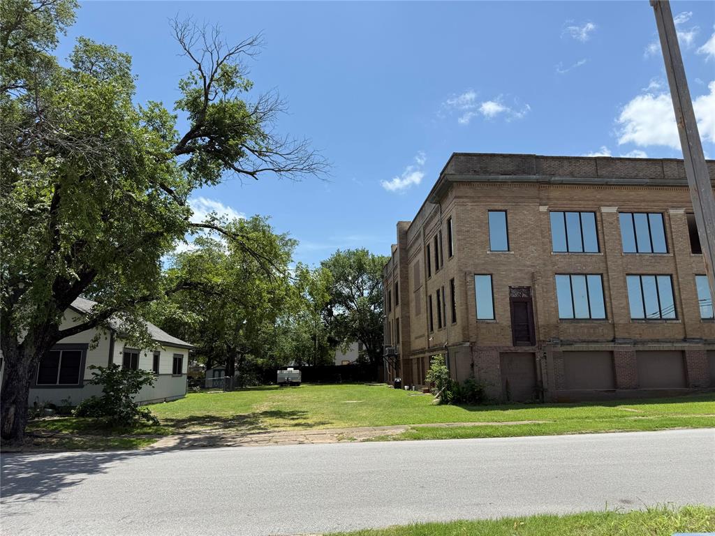 1100 S Austin Avenue Property Photo 7