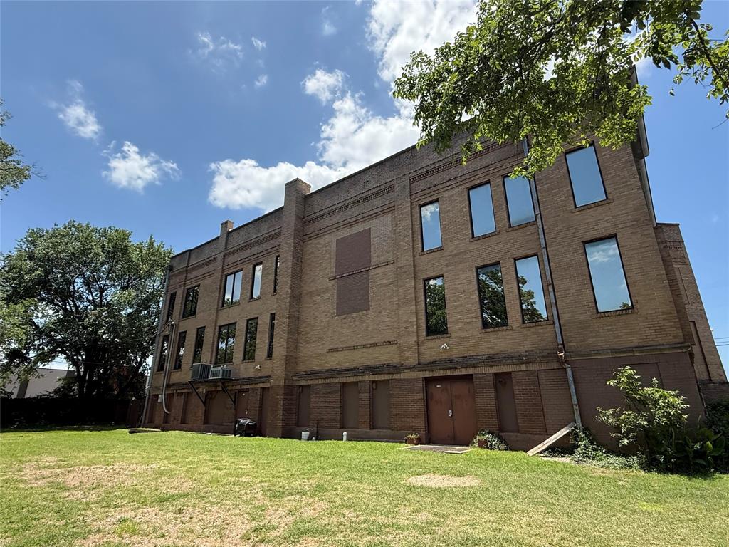 1100 S Austin Avenue Property Photo 9