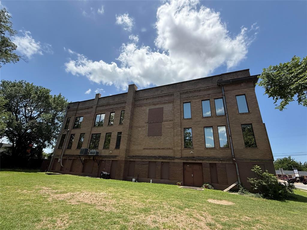 1100 S Austin Avenue Property Photo 10