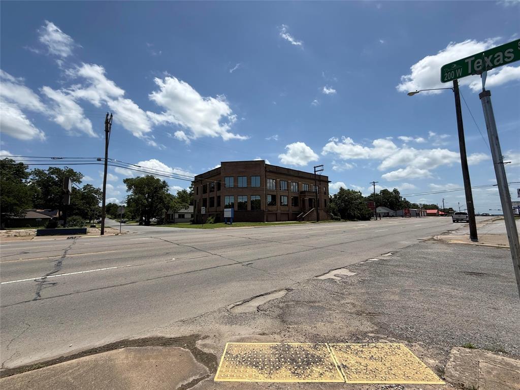 1100 S Austin Avenue Property Photo 18