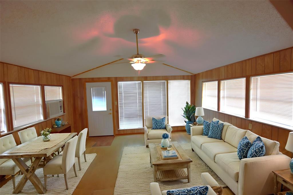 914 W Lake Drive Property Photo 6