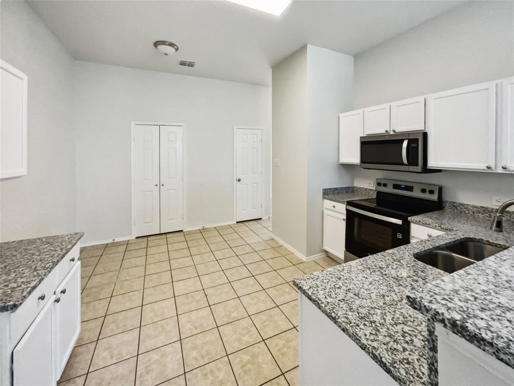 1526 Warrington Way Property Photo 12