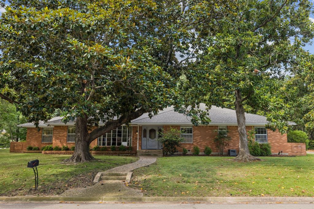 2218 Southridge Drive Property Photo 1