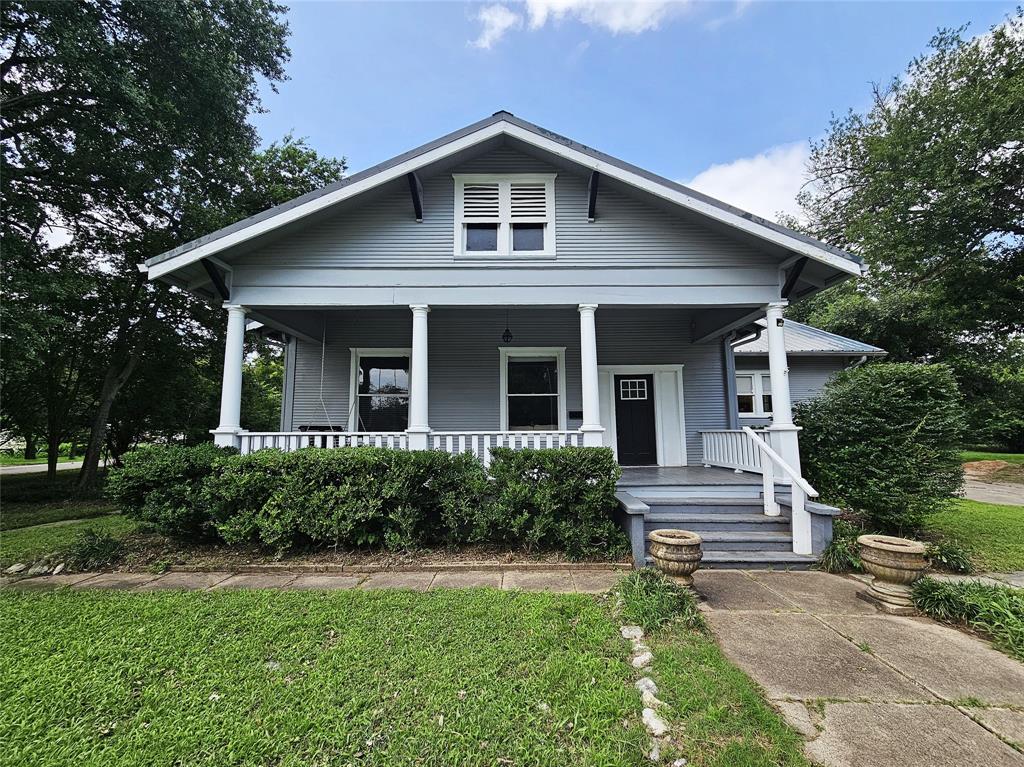 210 E Navasota Street Property Photo 1