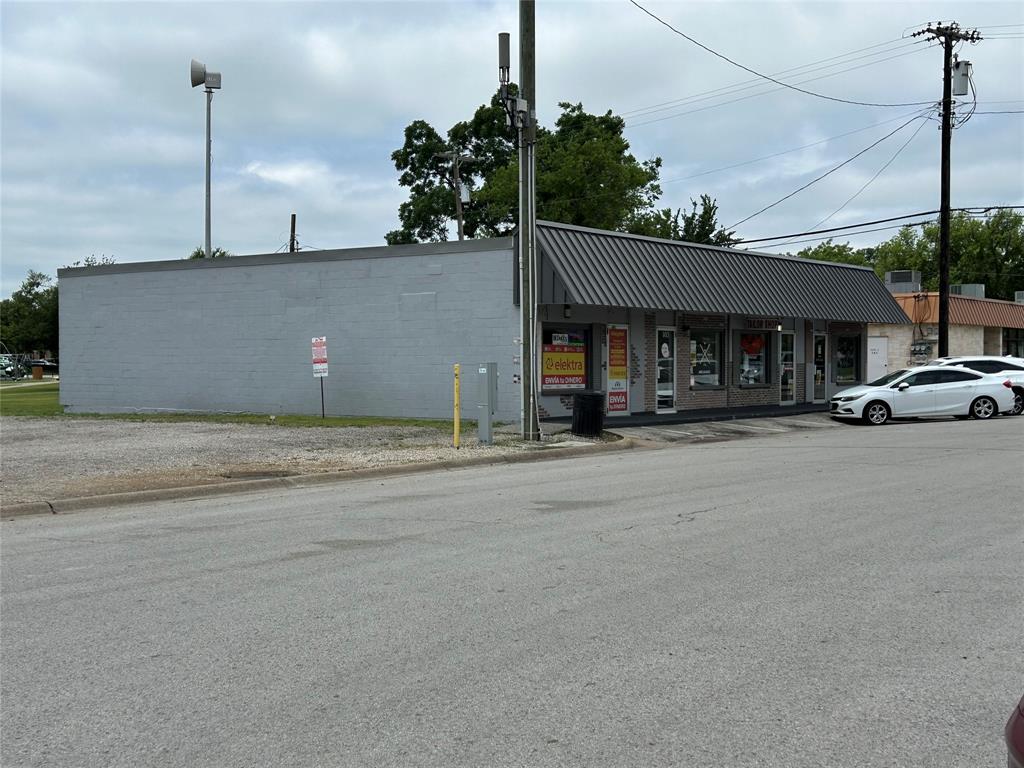 107 W Oak Street Property Photo 3
