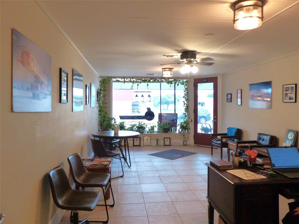 206 S Blackburn Property Photo 4