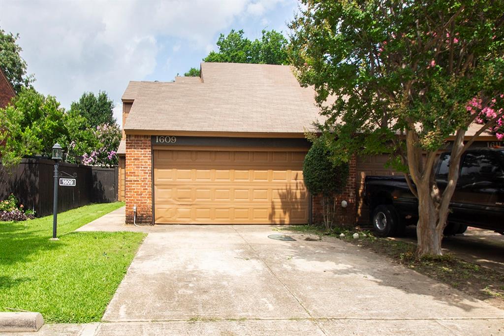 1609 Brentwood Drive Property Photo 1