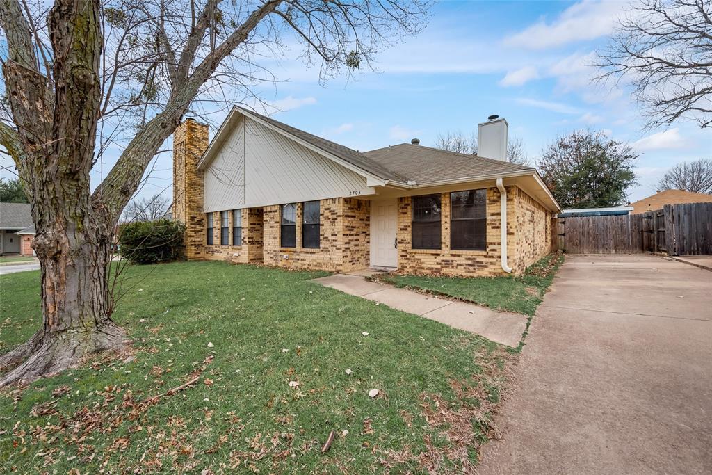 2703 London Court Property Photo 1