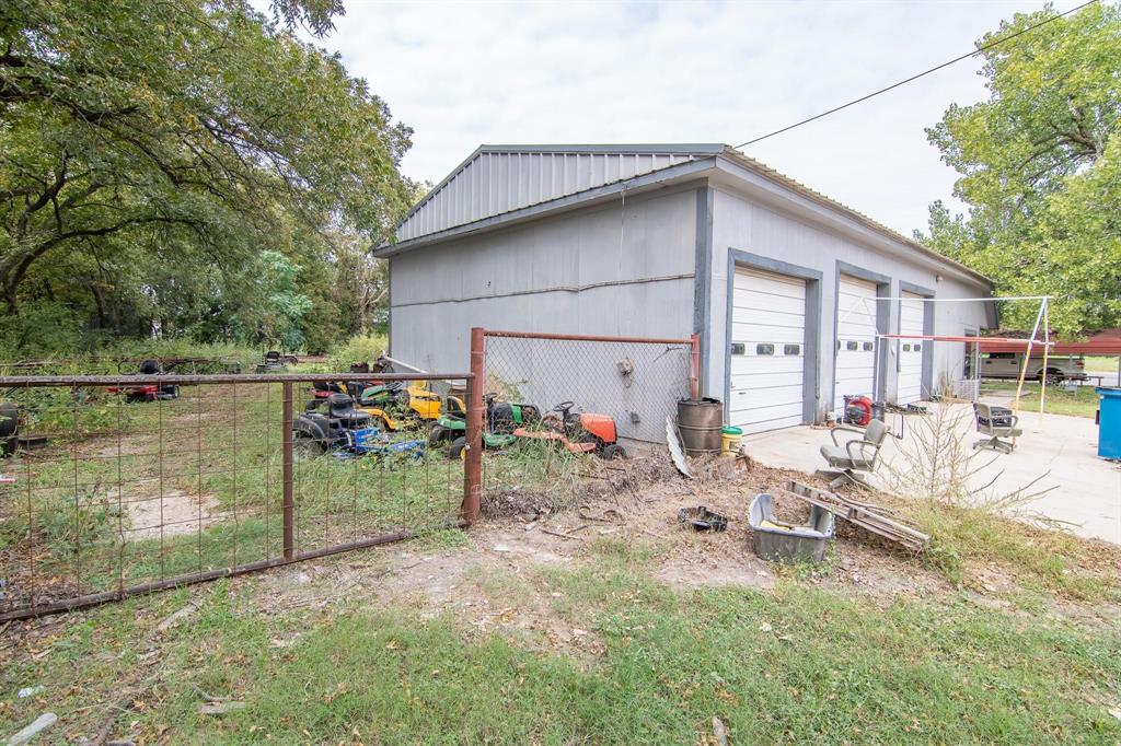 210 E College Street Property Photo 4