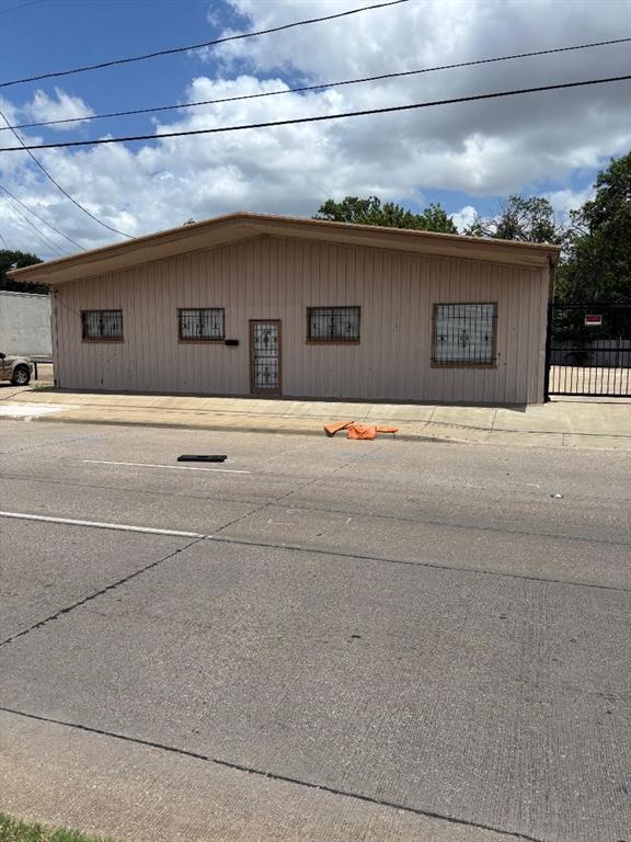 3306 Sylvan Avenue Property Photo 3