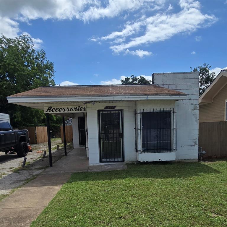 1325 S Riverside Drive Property Photo 1