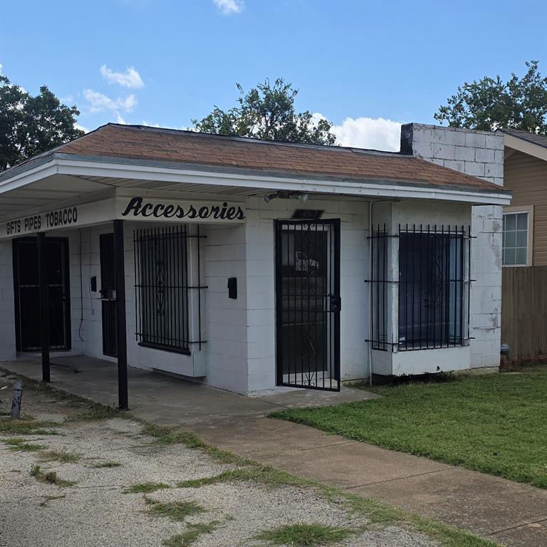1325 S Riverside Drive Property Photo 5