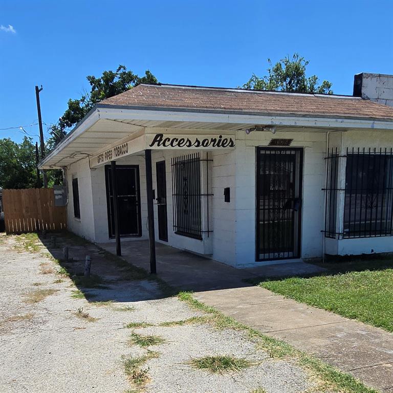 1325 S Riverside Drive Property Photo 6