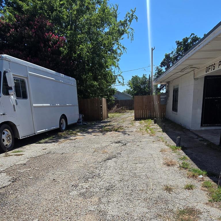 1325 S Riverside Drive Property Photo 8